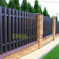 Забор из евроштакетника шахматка